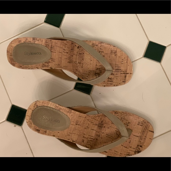 FREE W BUNDLE Adorable Wedge flip flop - Picture 2 of 3